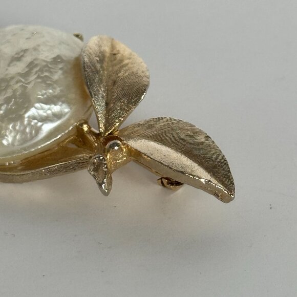 Sarah Coventry Faux Pearl Brooch Pin Baroque Vintage Gold-Tone White Flower Leaf - Picture 5 of 14